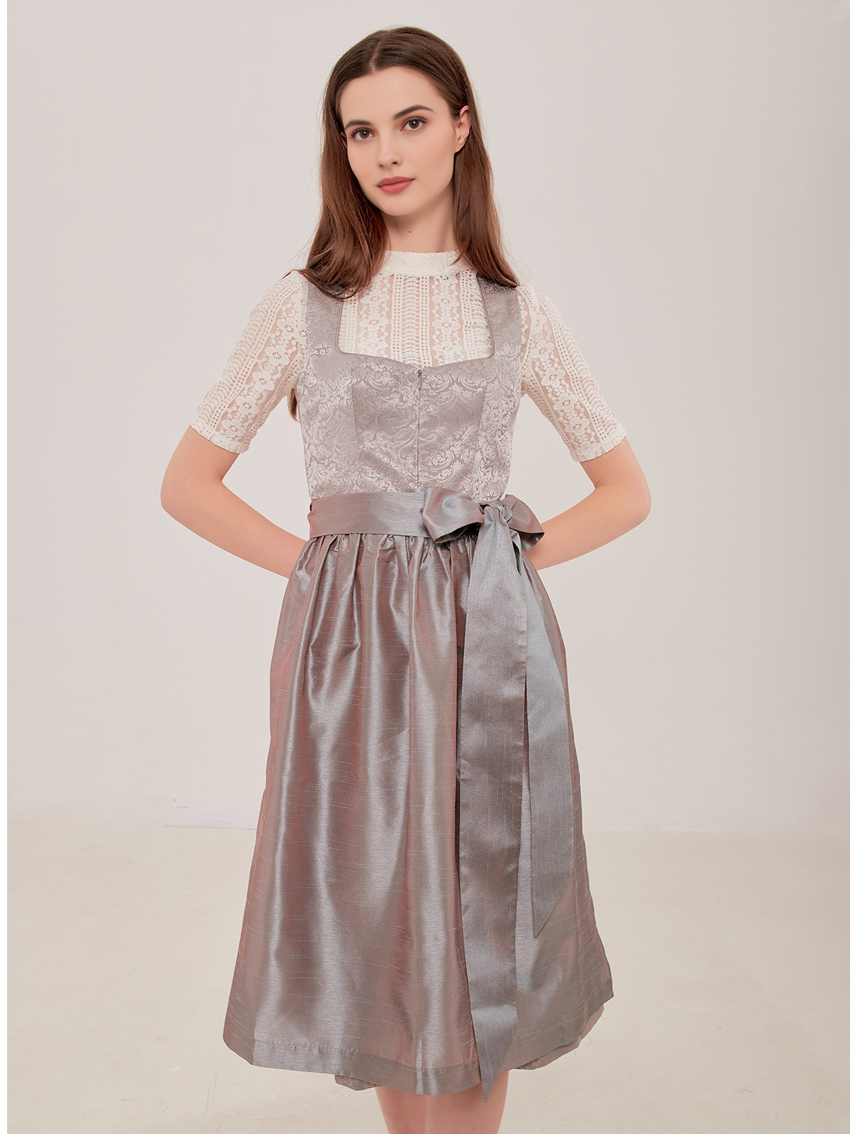 Modernes grünes Dirndl mit floralen Details