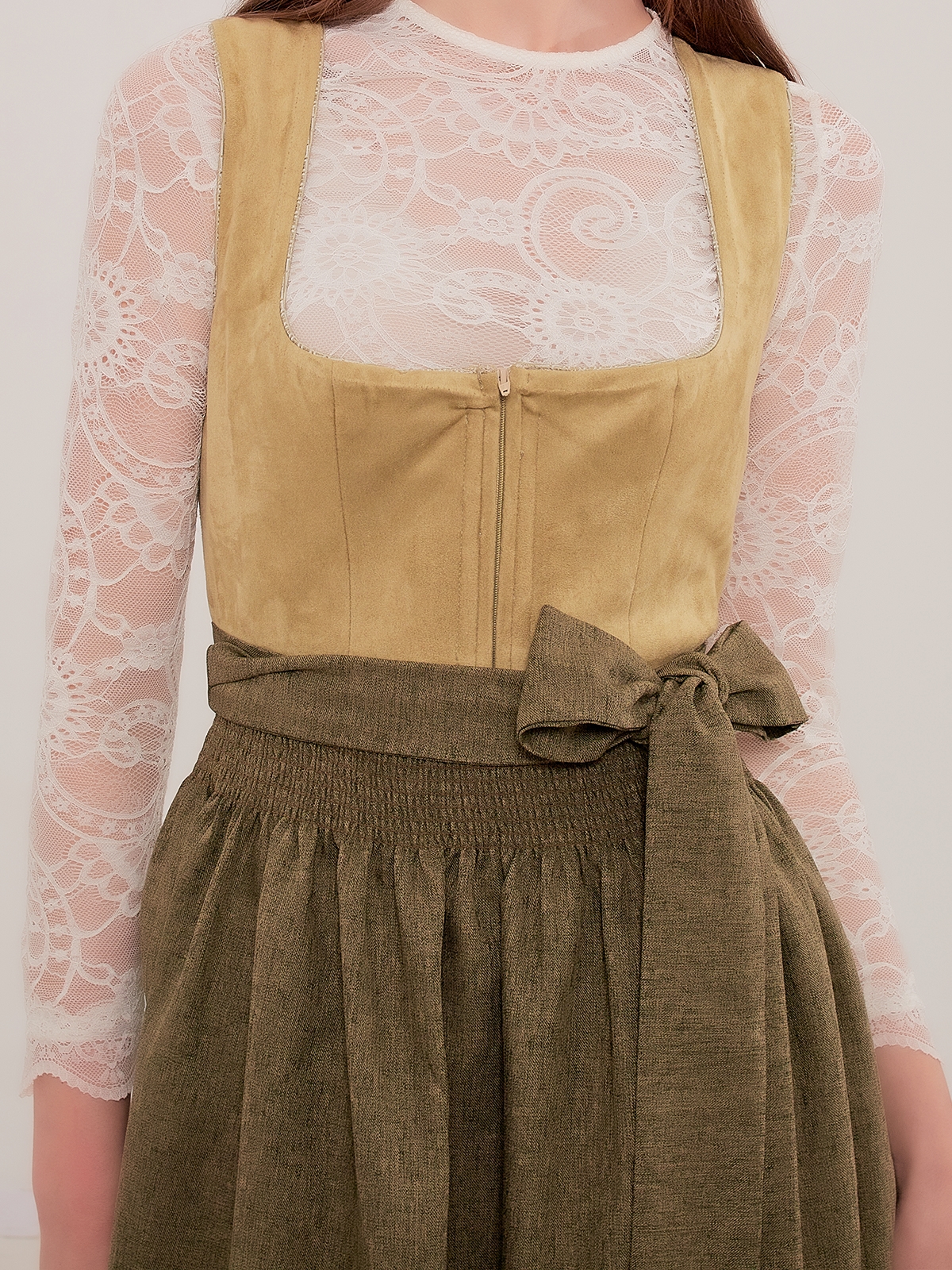 Grünes Muster auf Dirndl