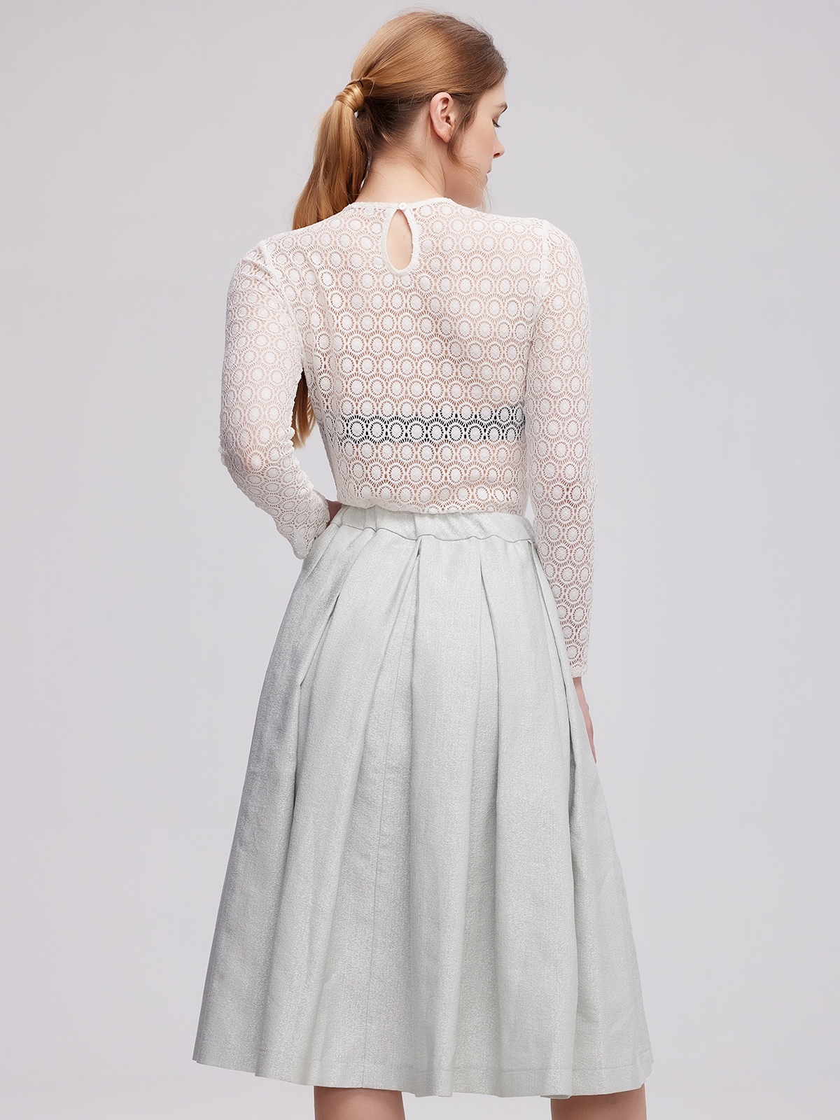 Strahlendes gelbes Dirndl mit Blumenmuster