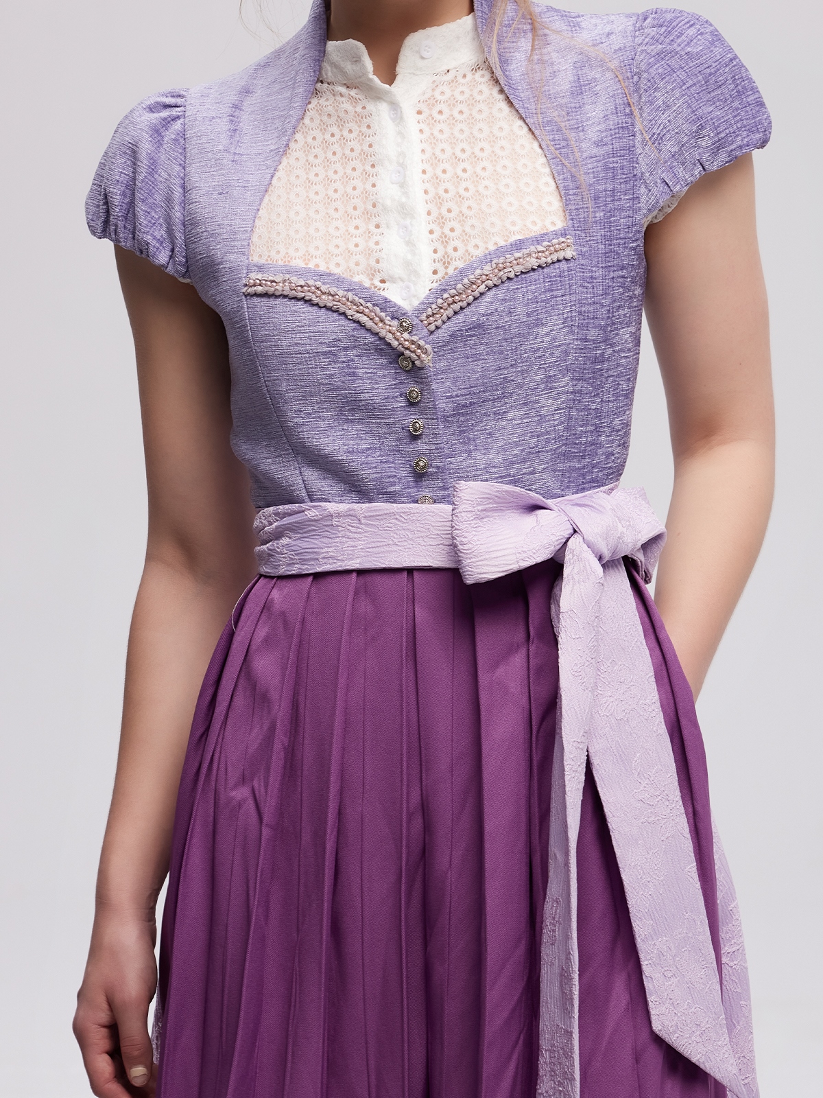Dirndl in Lila mit grüner Bluse
