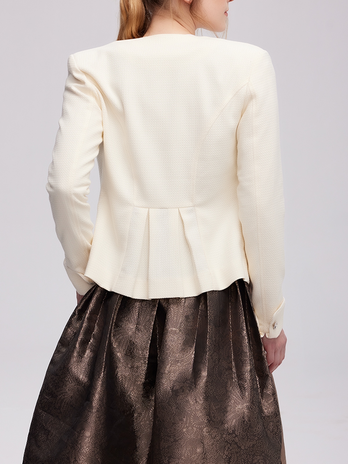 Modernes Dirndl in Weiß mit taillierter Jacke