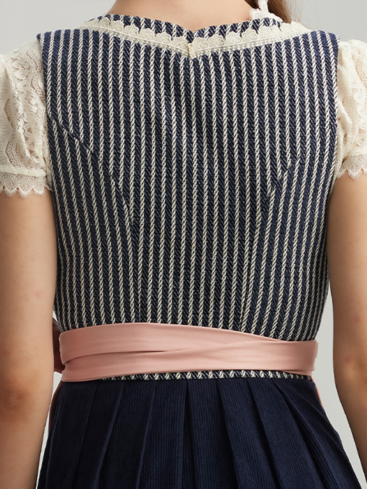 Traditionelles blaues Dirndl mit feinen Details
