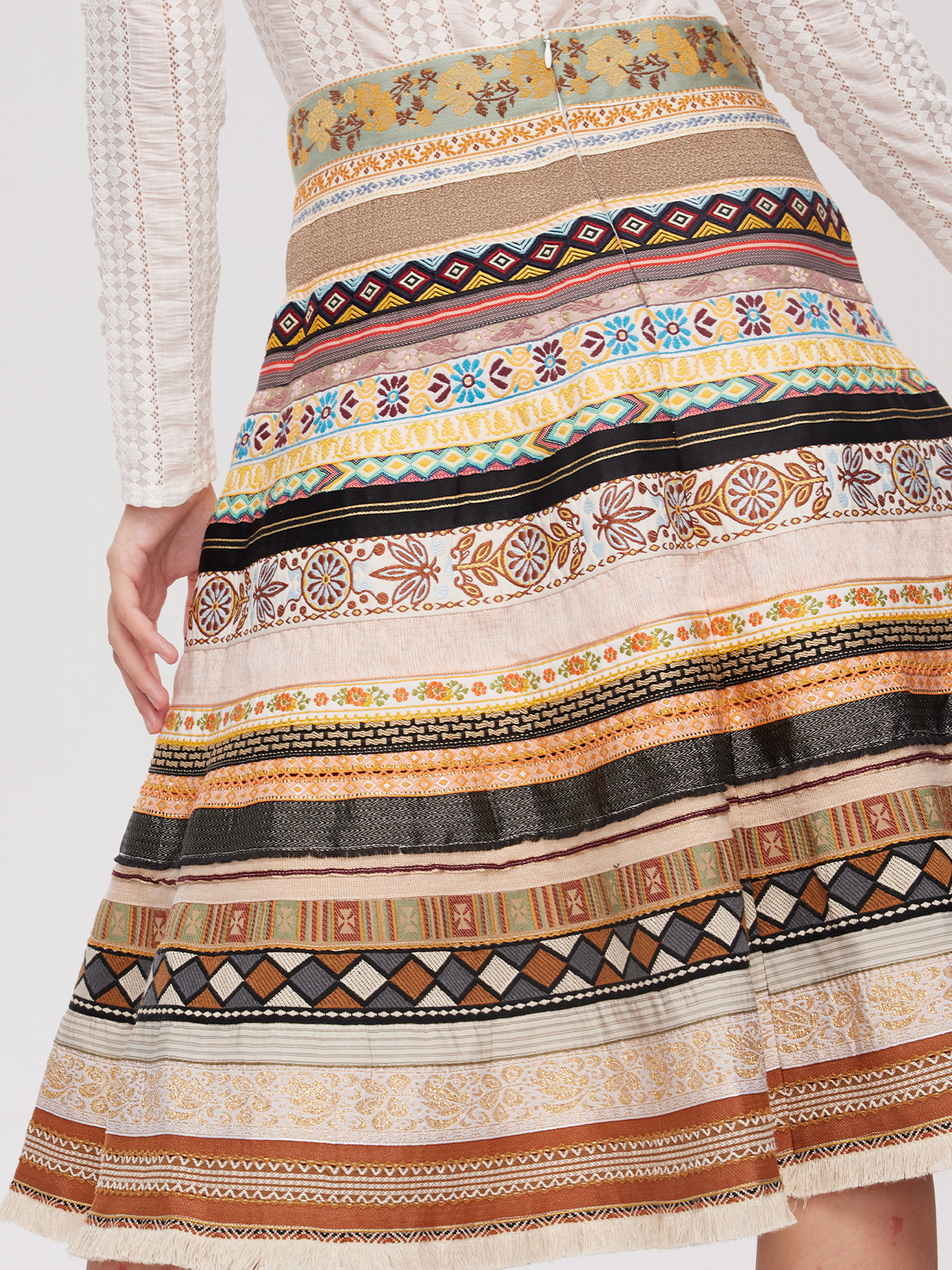 Modernes gelbes Dirndl mit floralen Details