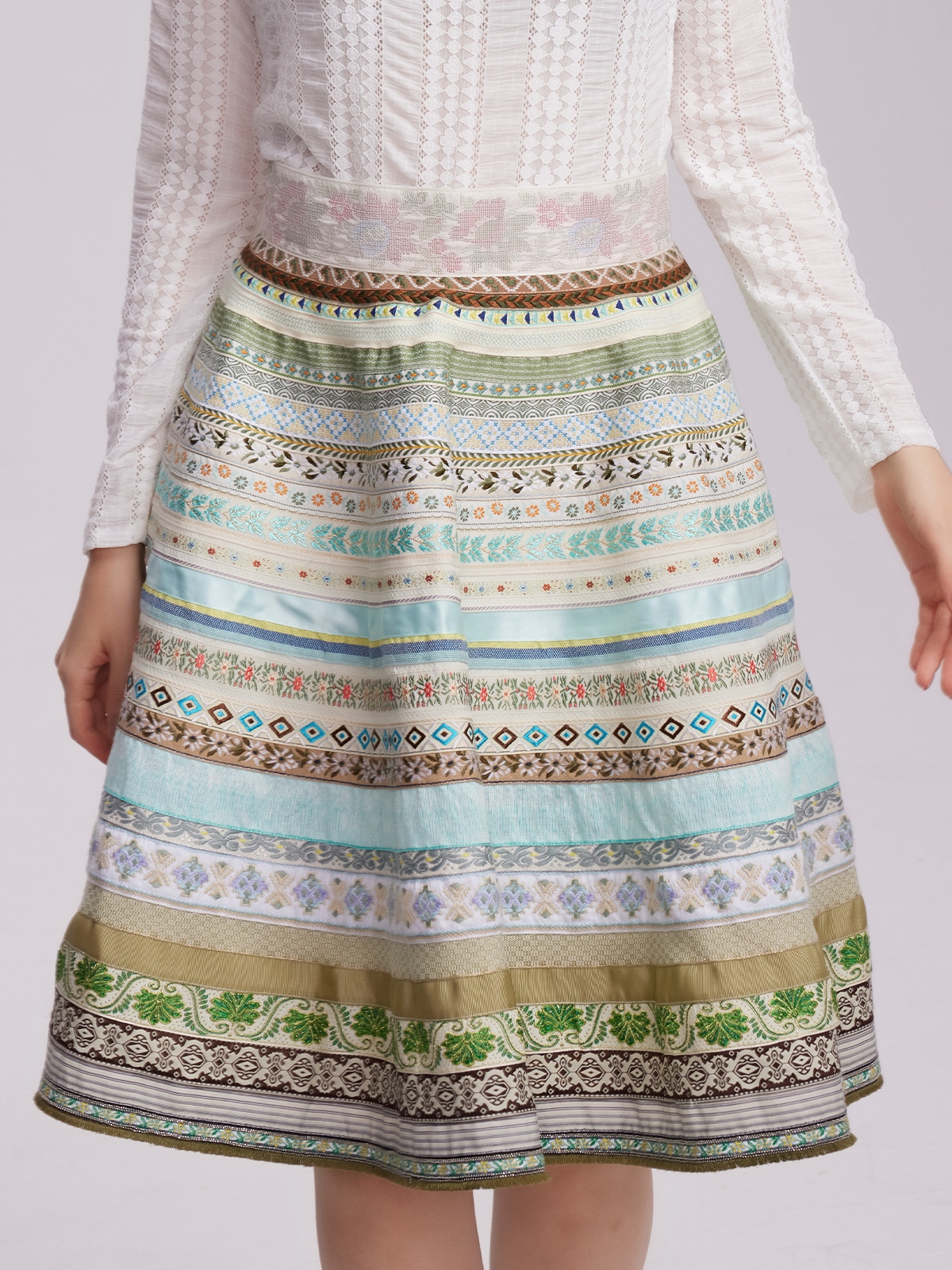 Traditionelles schwarzes Dirndl mit modernem Schnitt