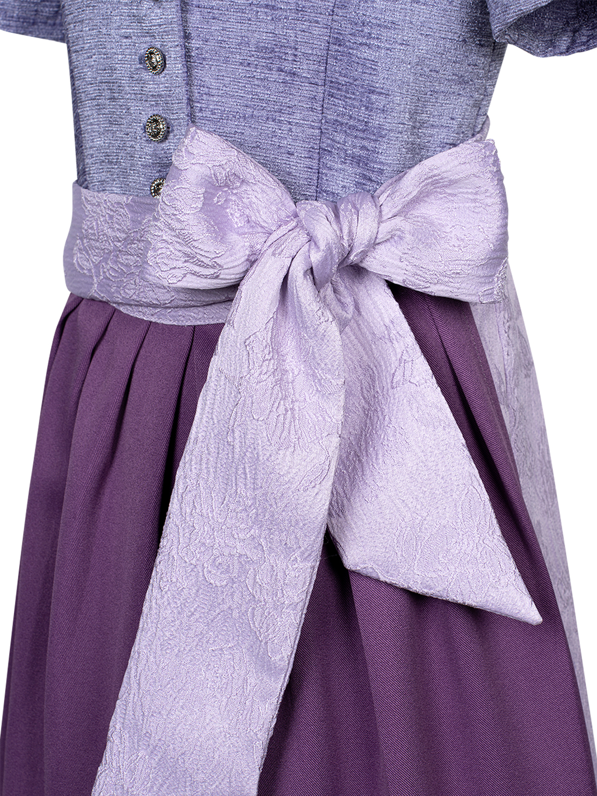 Ein modernes lila Dirndl mit traditionellen Elementen