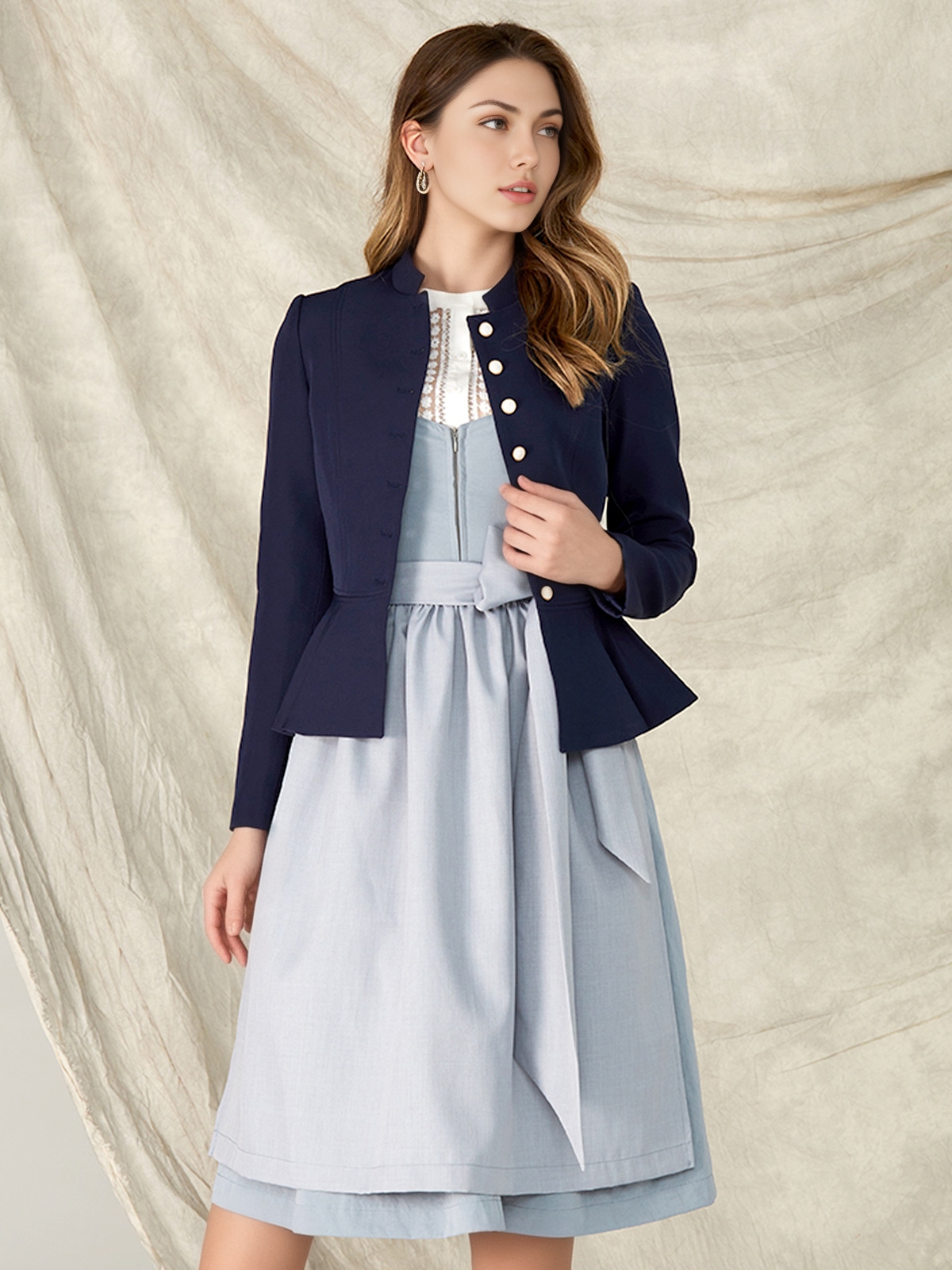 Modernes Ehreer Dirndl in Marineblau