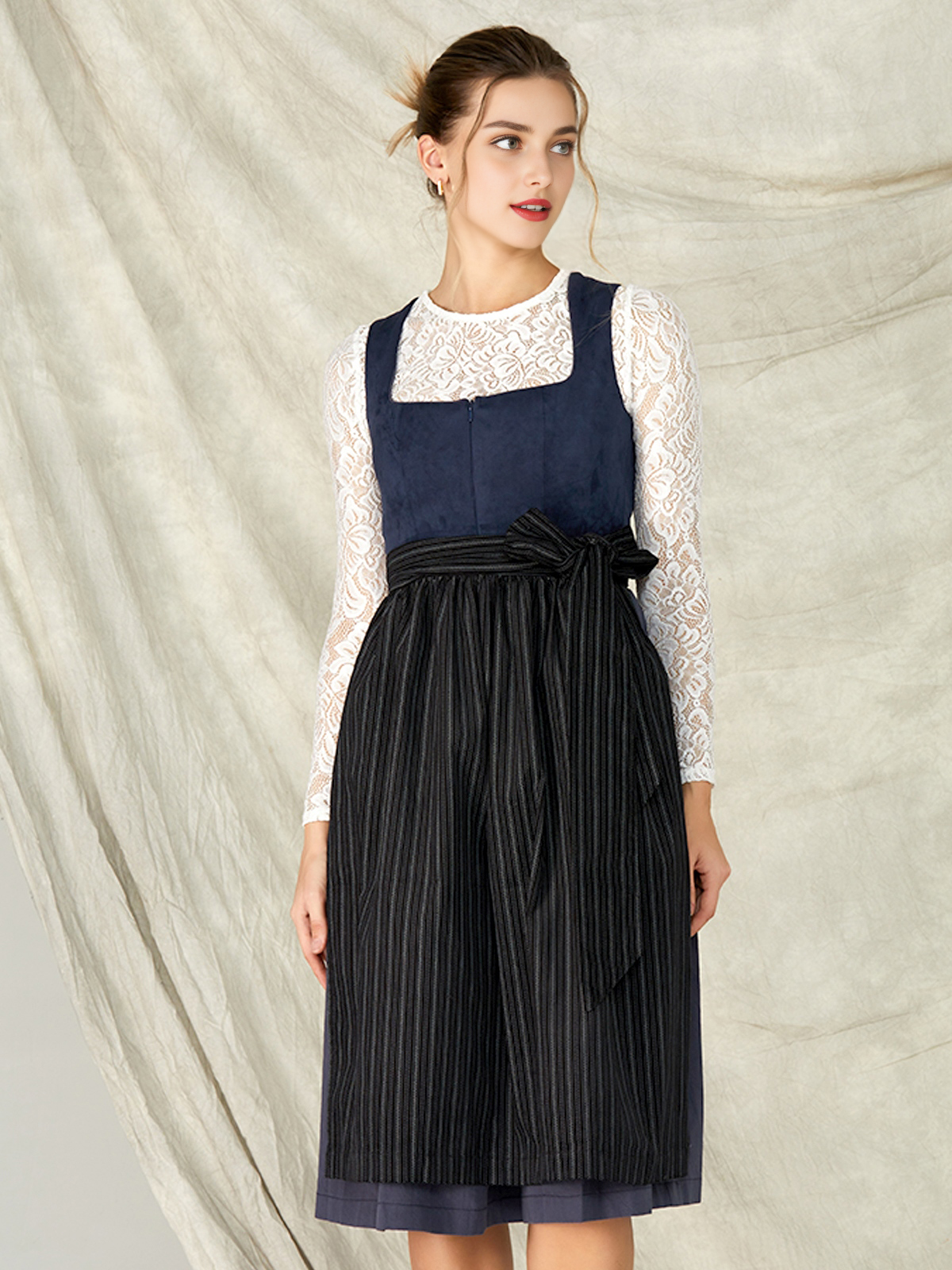Trachtenbody mit blauem Dirndl