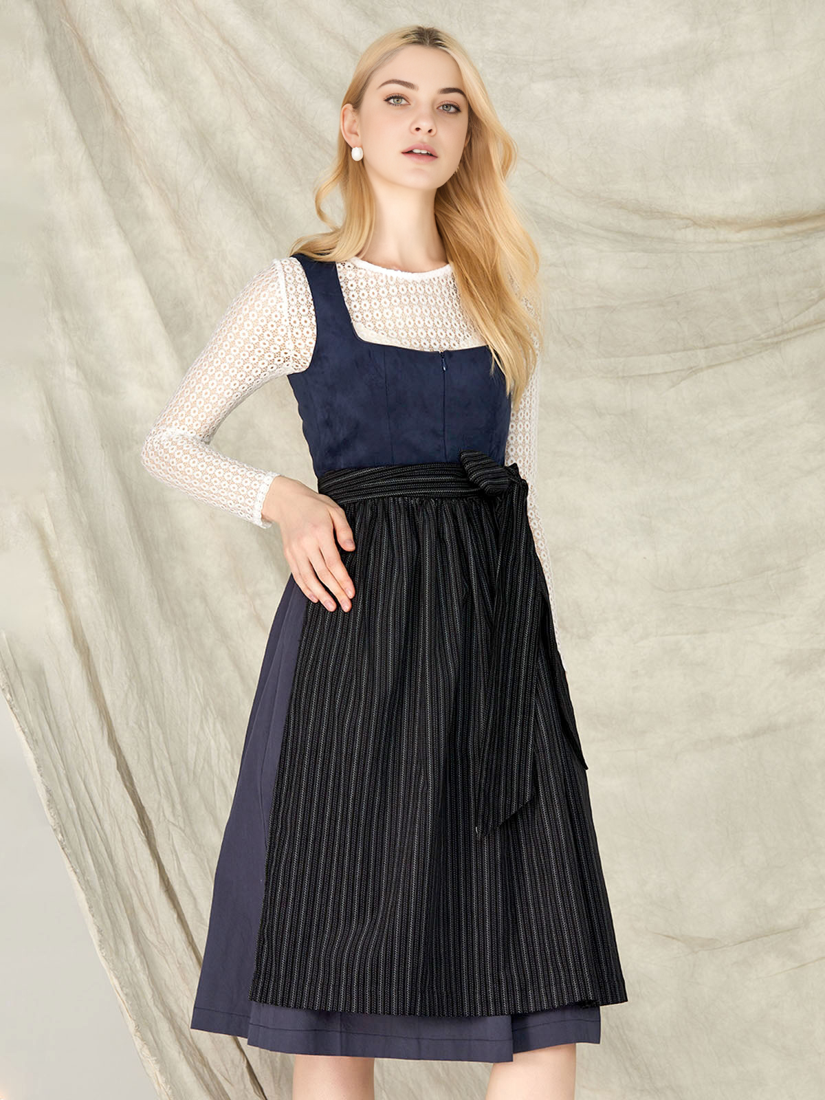 Dirndl Mini in Blau – elegant und trendy