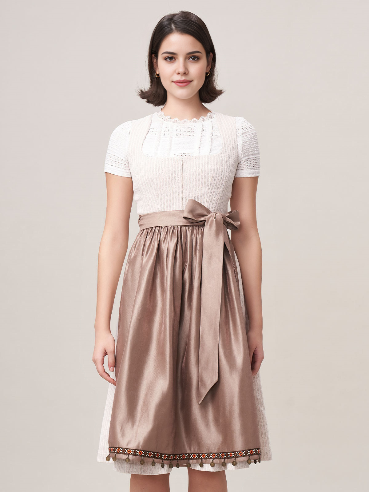 Beige Dirndl mit traditioneller Schürze