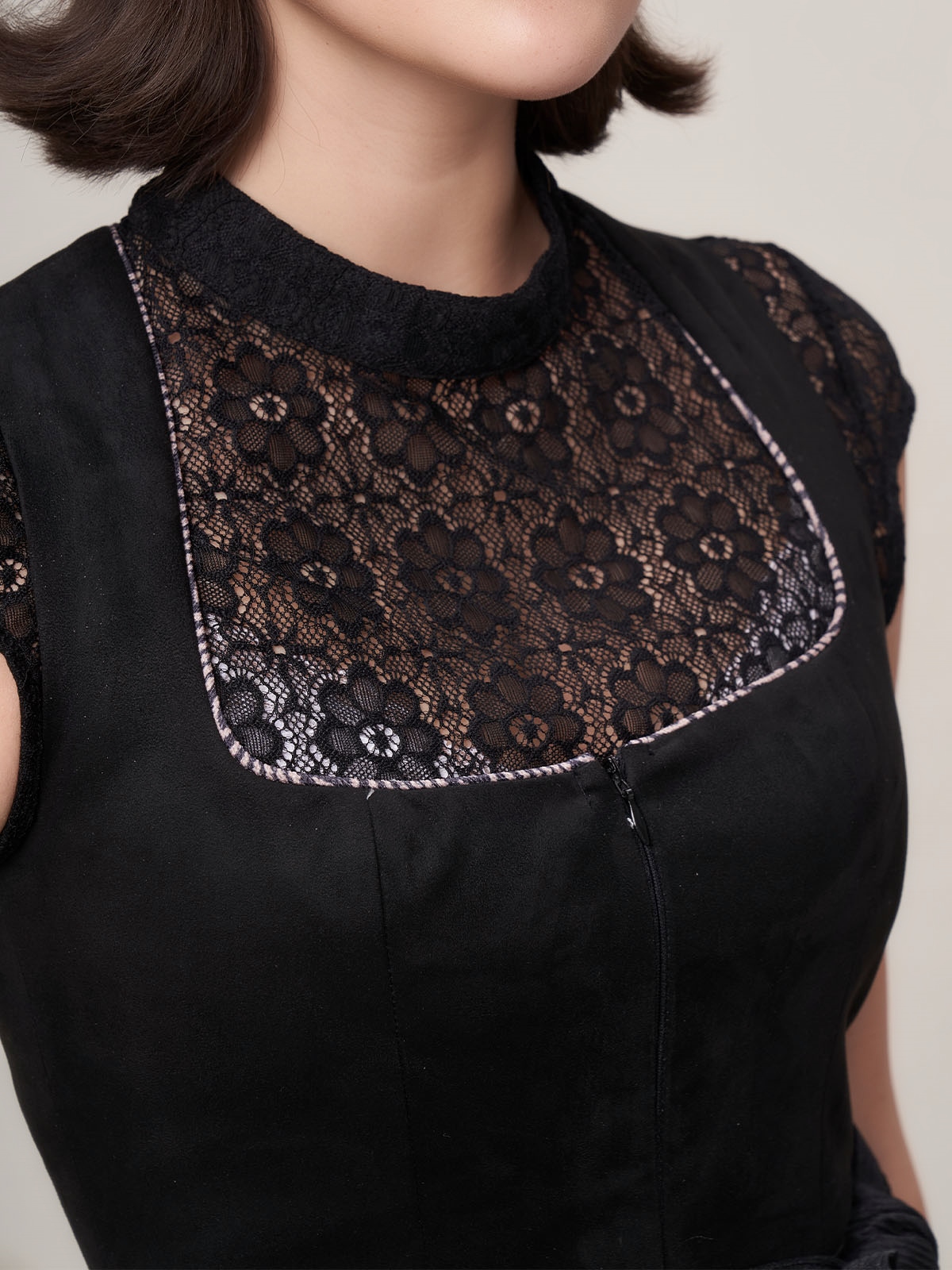 Elegantes schwarzes Midi-Dirndl mit weißer Schürze