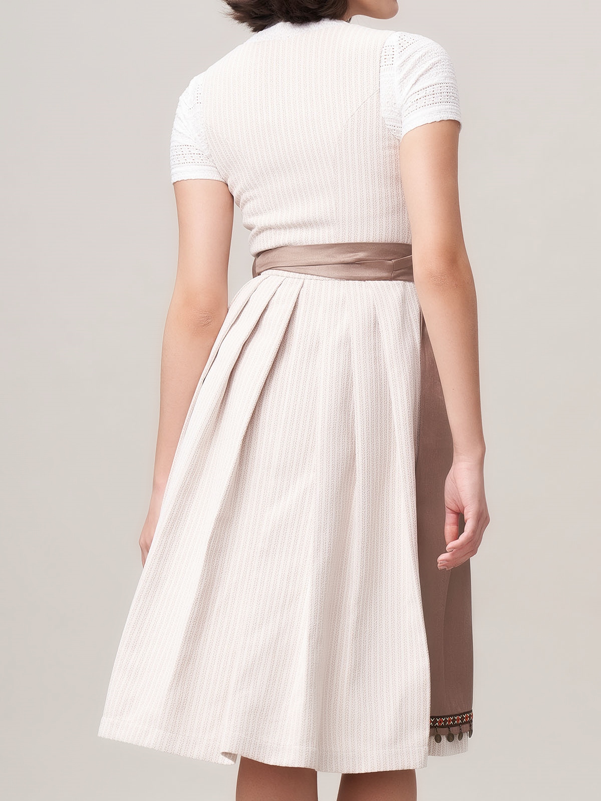 Modernes Dirndl mit geradem Ausschnitt