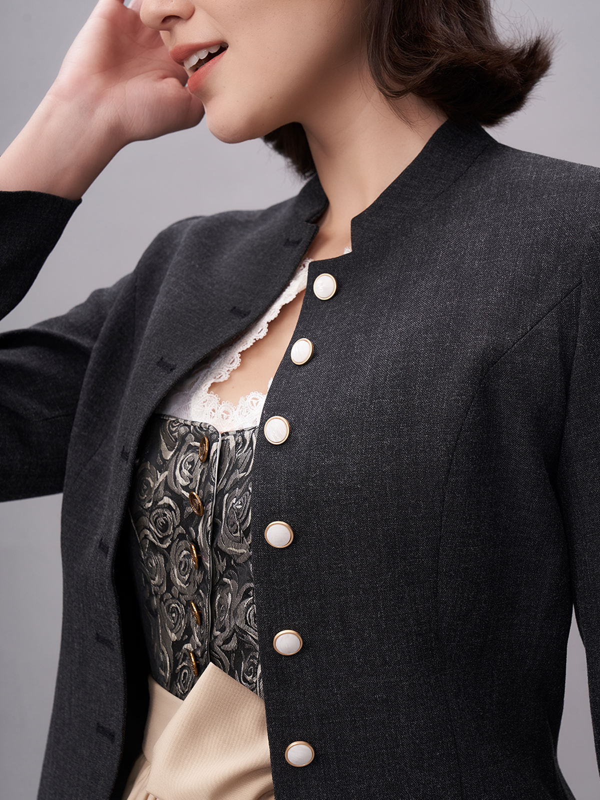 Modernes Dirndl in schwarz mit taillenbetonter Silhouette