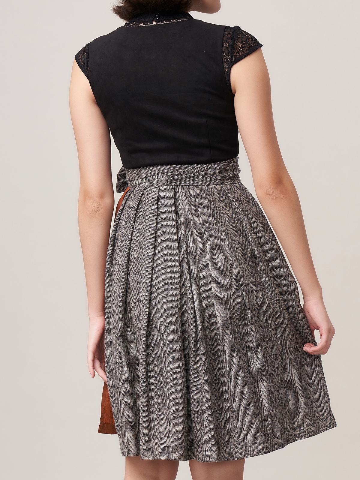Dirndlbluse weiß langarm in eleganter Ausführung