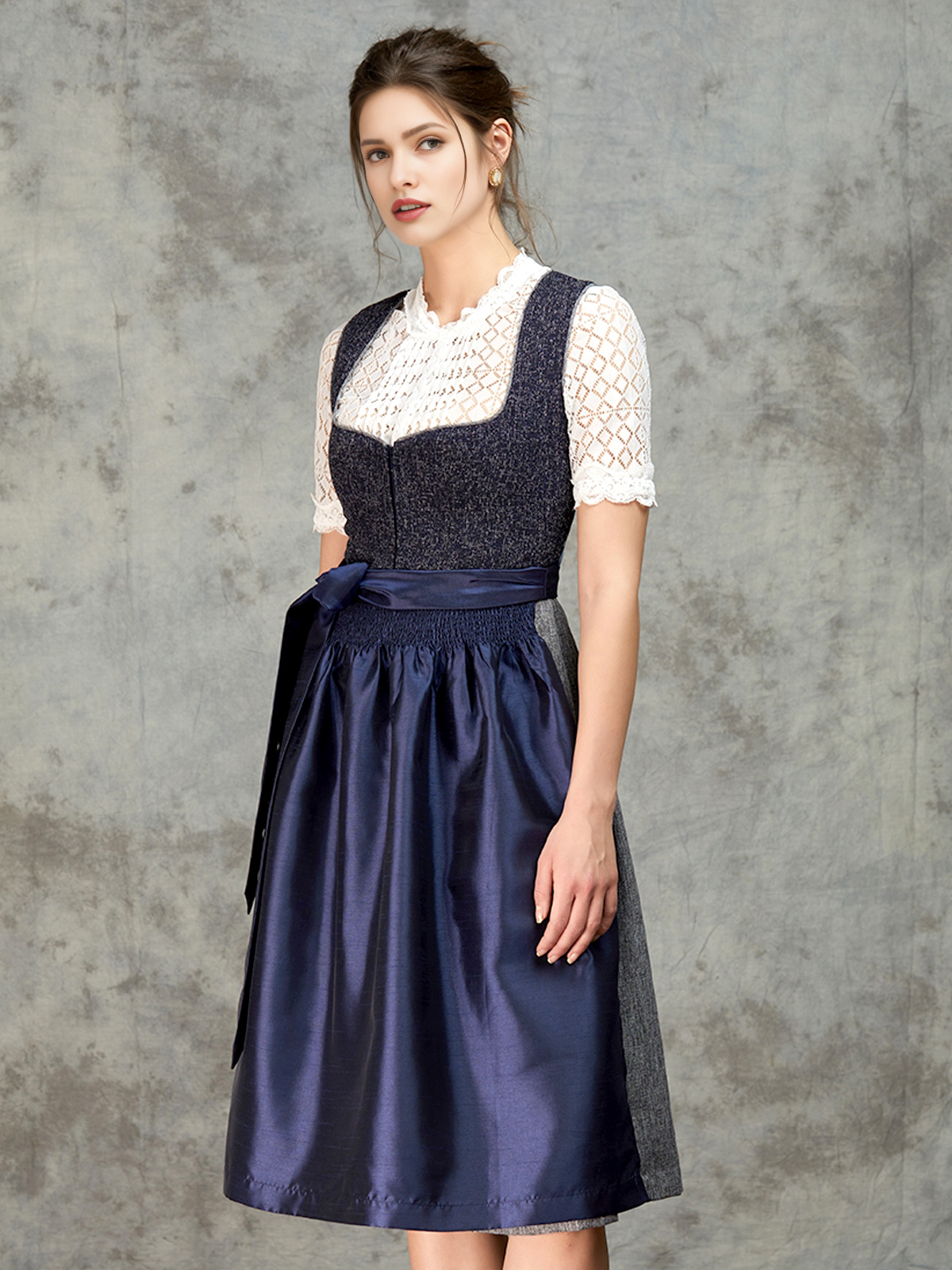 Modernes Dirndl in Blau