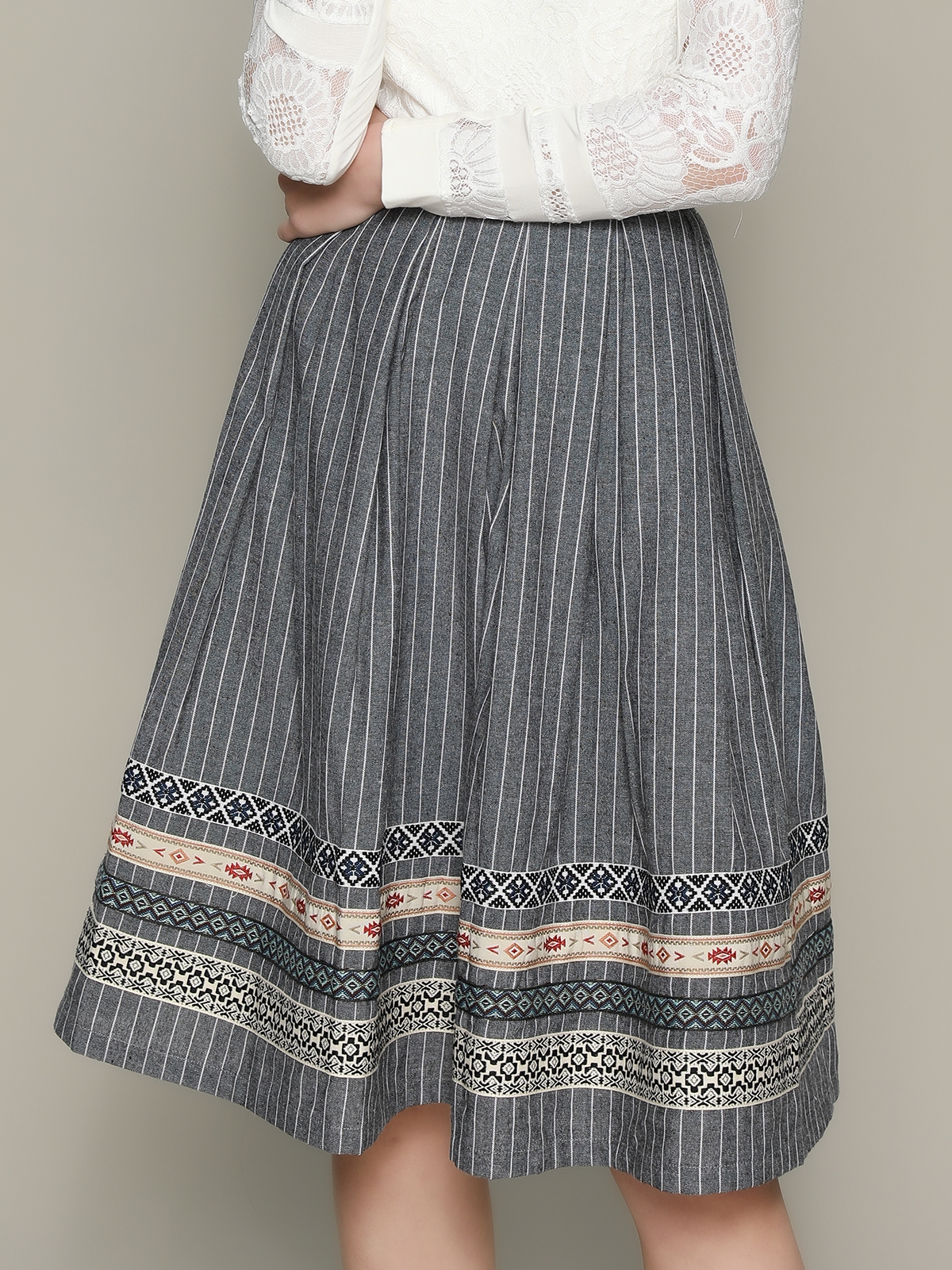 Modernes pinkes Dirndl mit figurbetonter Silhouette