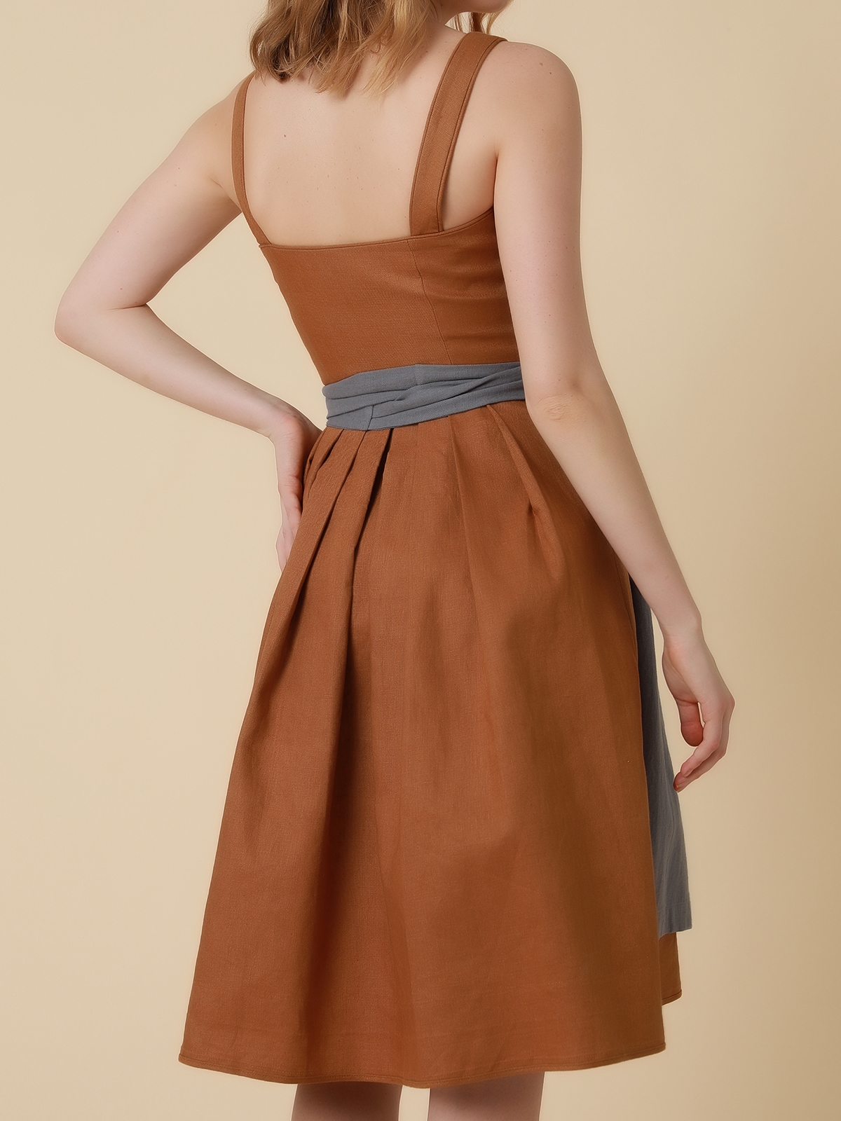 Dirndl Blau mit feinen Stickereien