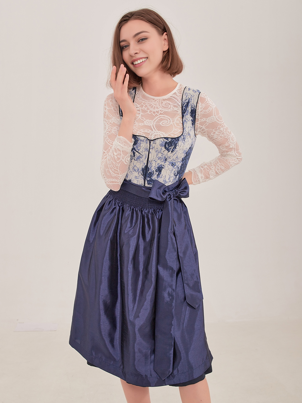 Ein elegantes gelbes Dirndl mit floralen Details