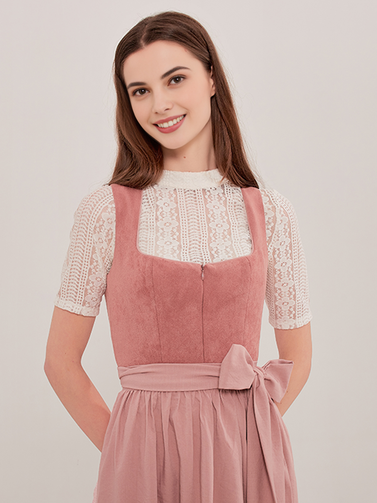 Modernes dunkelblaues Samt-Dirndl mit urbanem Schnitt