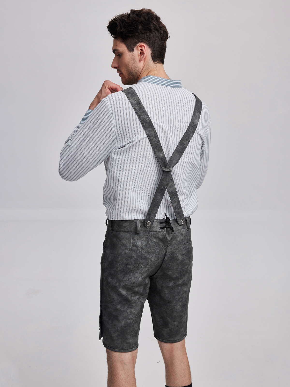 Modernes graues Dirndl mit Lederschürze