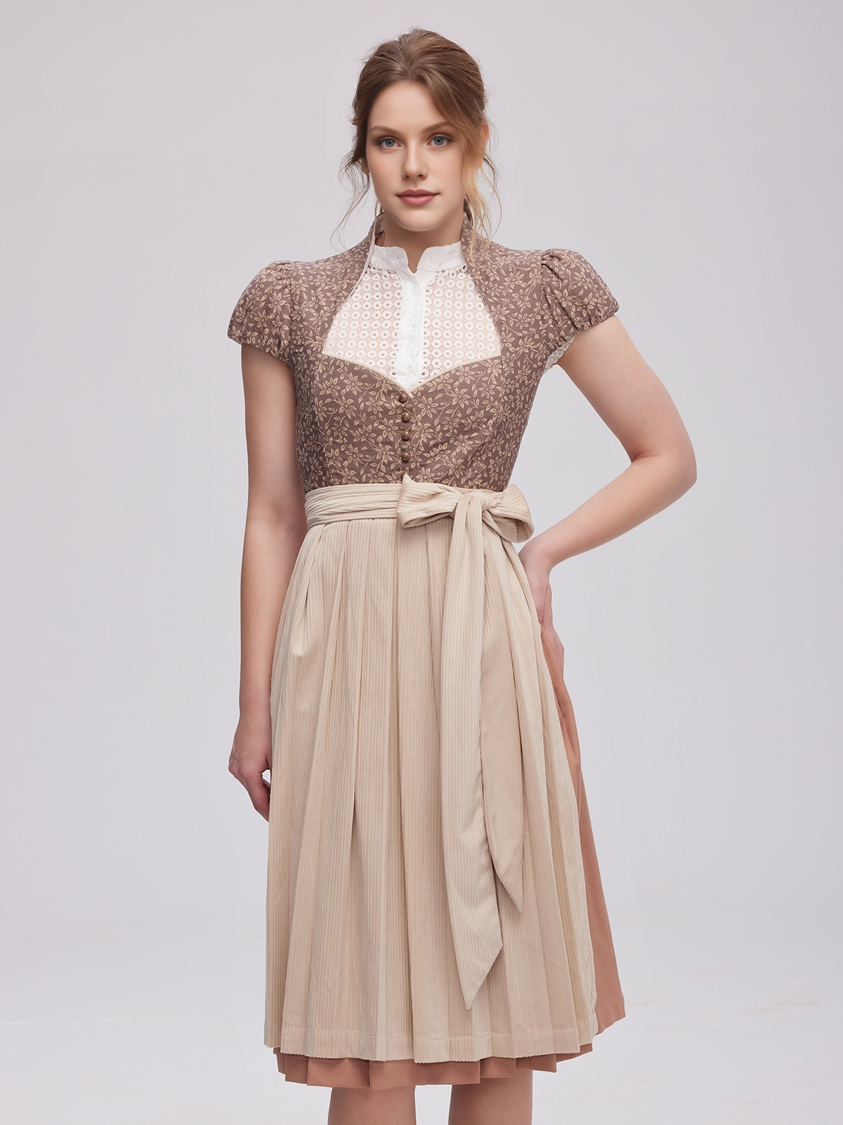 Dirndl mit raffiniertem Ausschnitt