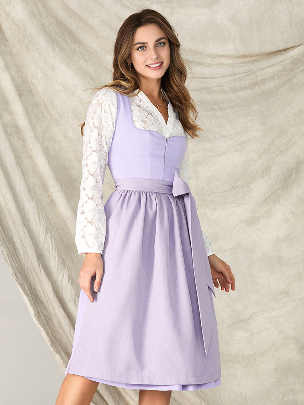 Dunkelgrünes Samt-Dirndl mit floralen Details