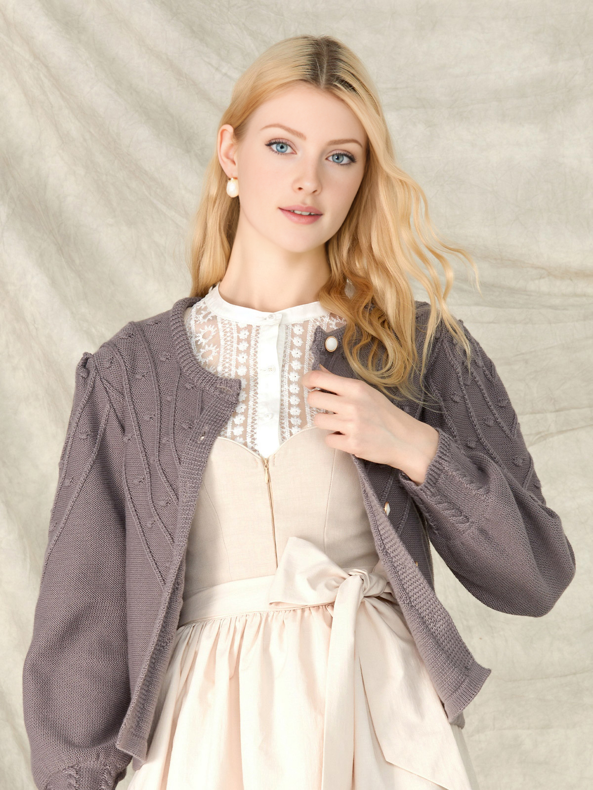 Elegantes blaues Dirndl mit Stickereien