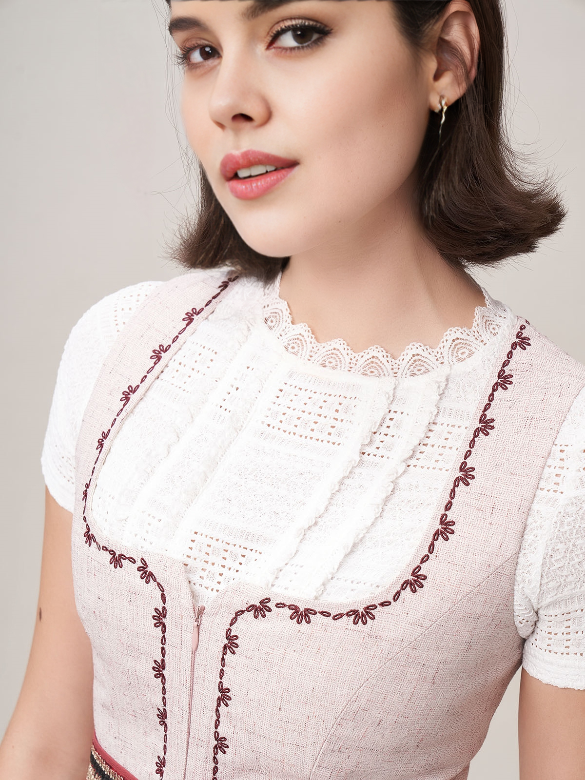 Modernes blaues Dirndl mit femininem Schnitt