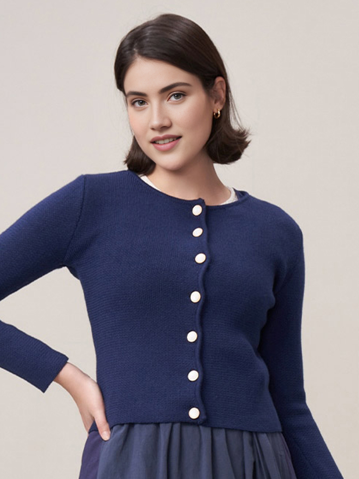 Modernes Dirndl mit Herzausschnitt in Marineblau