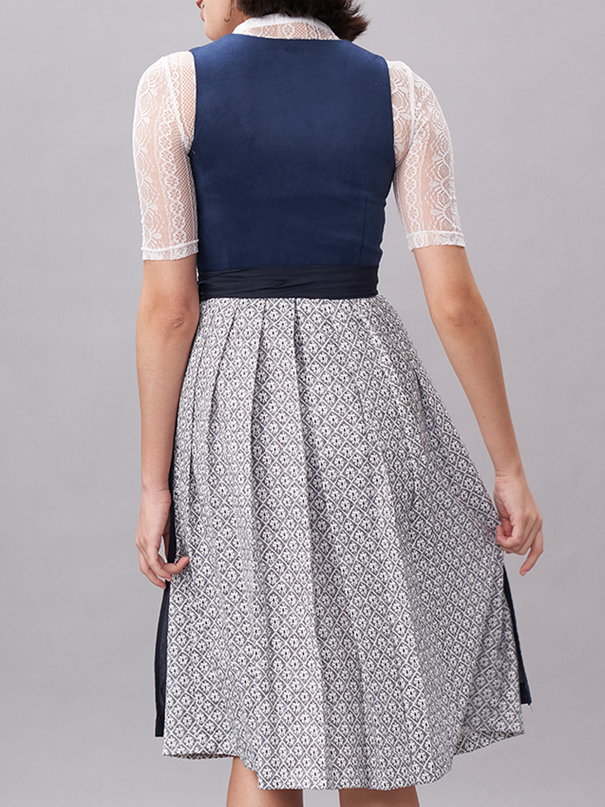 Modernes gelbes Dirndl mit blauer Schürze – perfekt für Stadt und Land