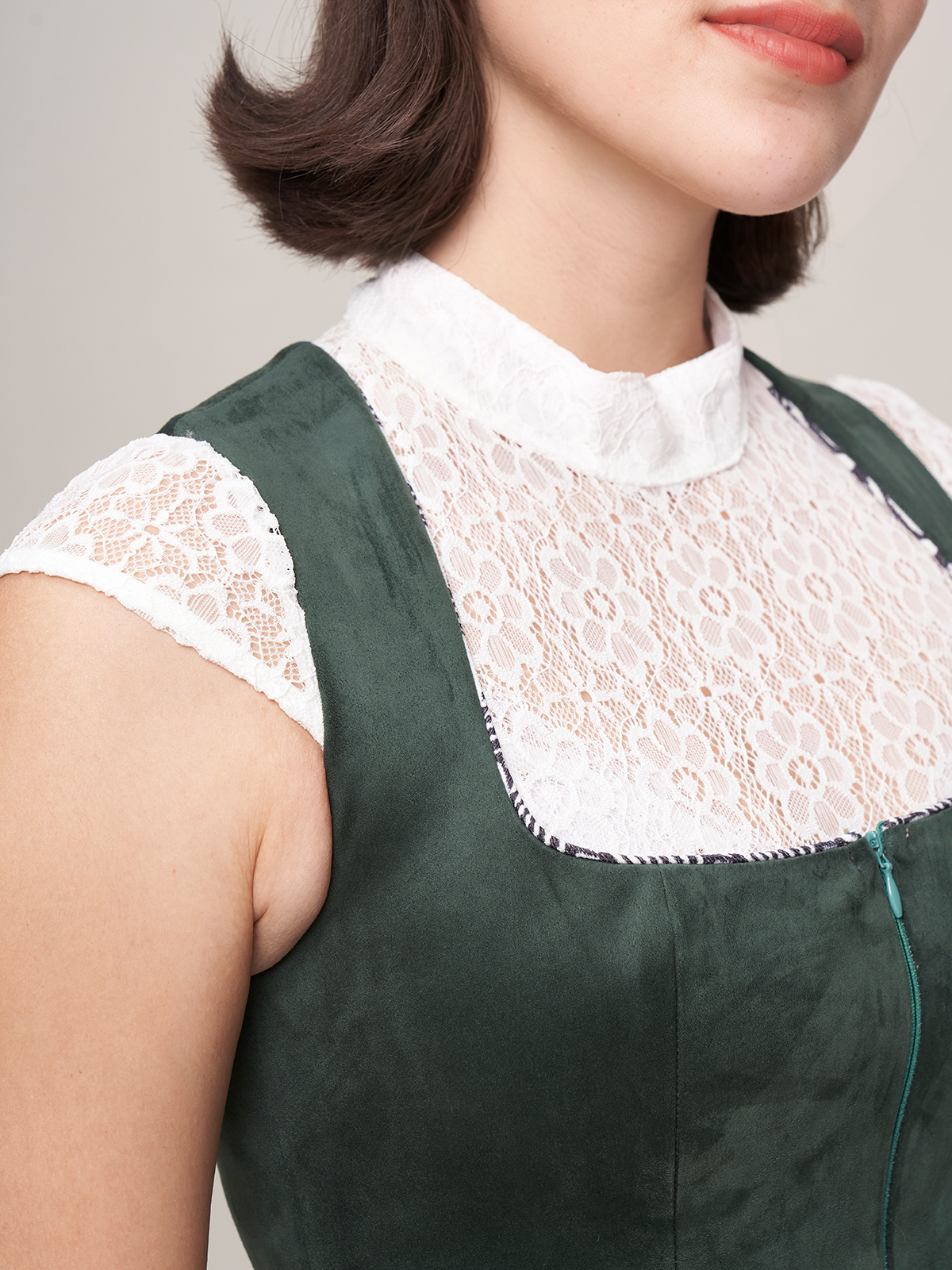 Dirndl in Grün mit floralen Details