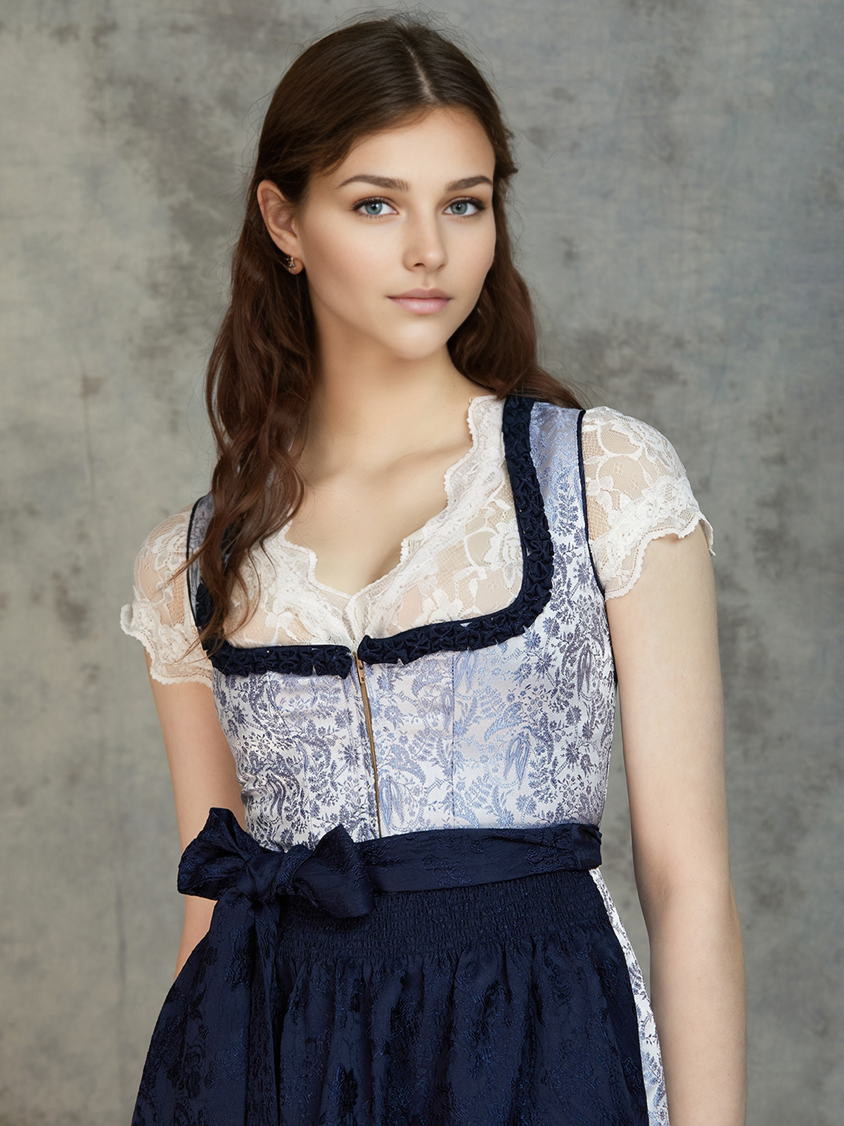 Dirndl mit Samt in eleganter Blautöne