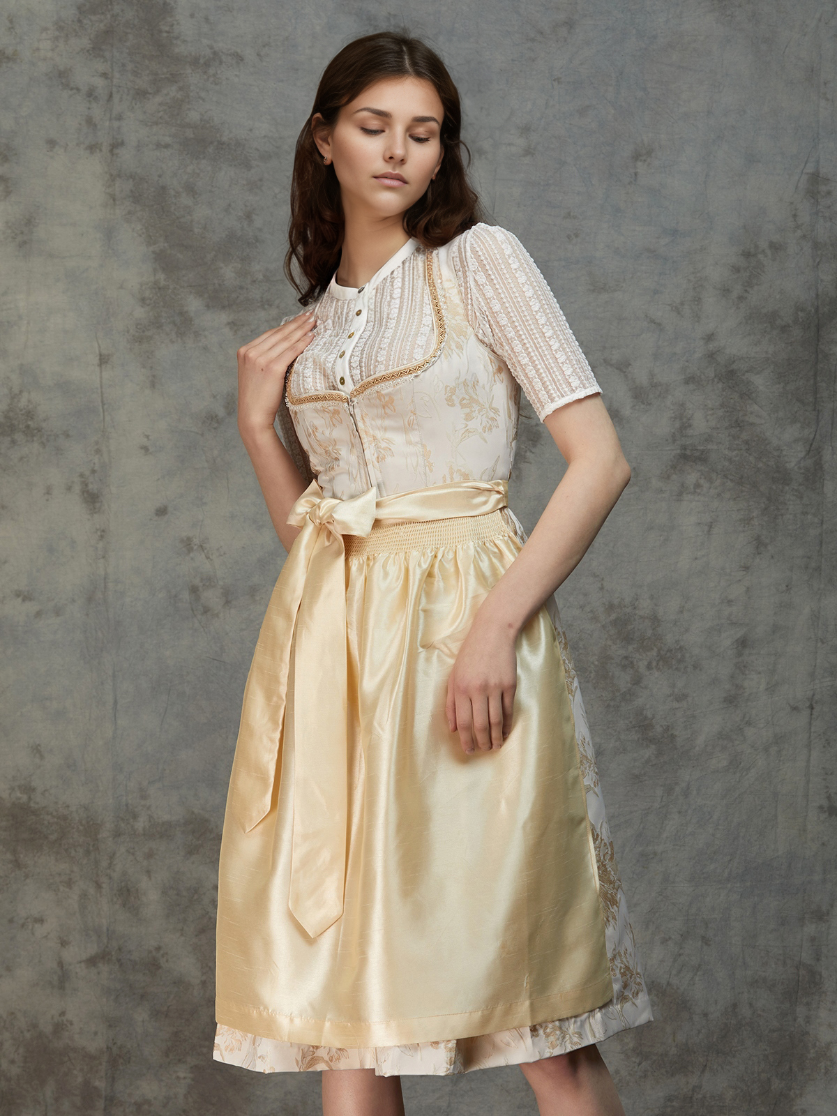 Dunkelblaues Samt-Dirndl mit gelber Schürze