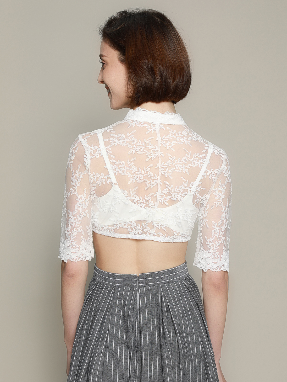 Ein elegantes beiges Samt-Dirndl mit feiner Stickerei