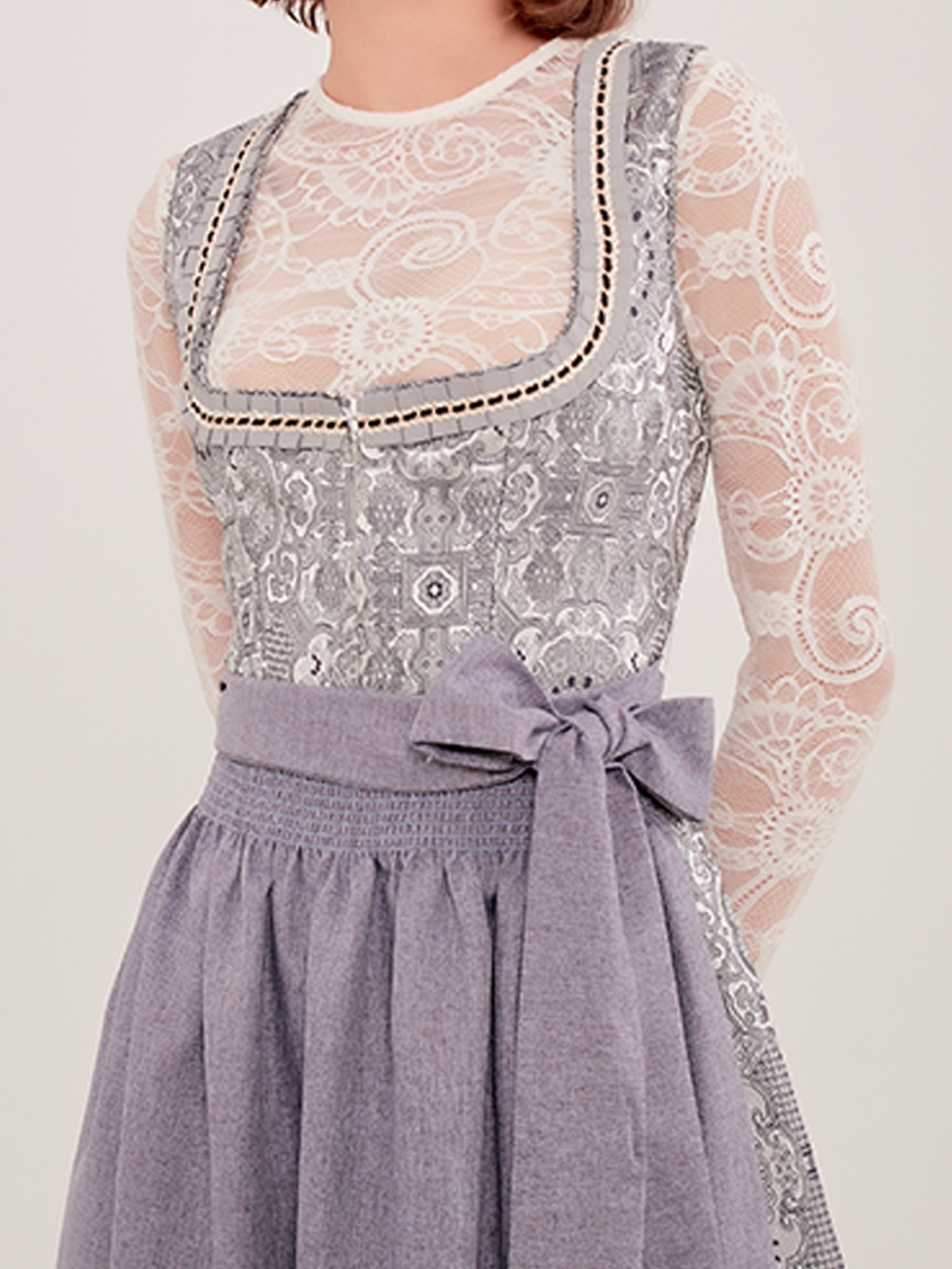 Dirndl Schwarz Samt – Eleganz in Perfektion