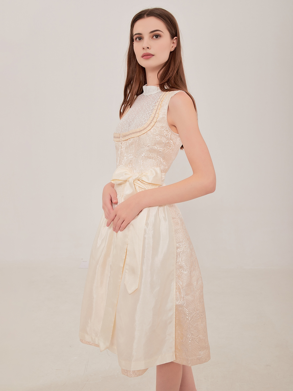 Modernes Dirndl in Weiß mit floralen Akzenten