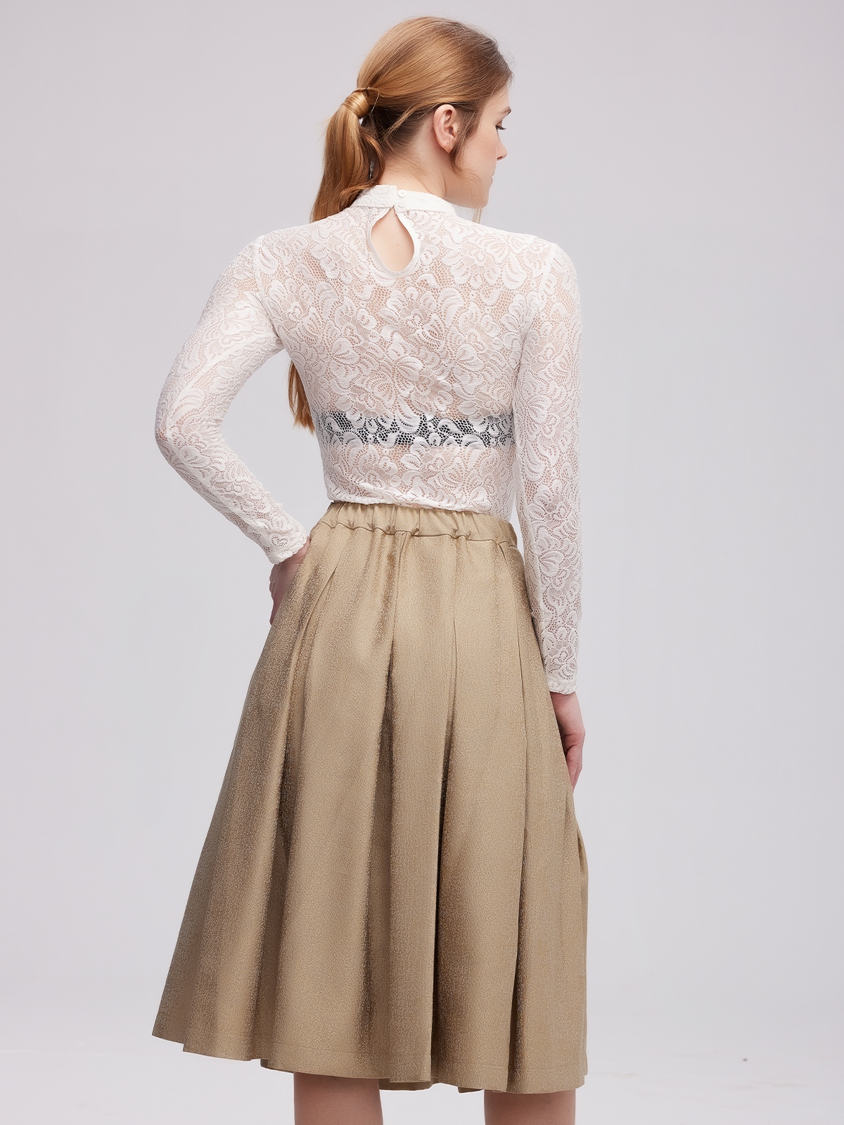Ein modernes Dirndl in frischem Grün mit floralen Details