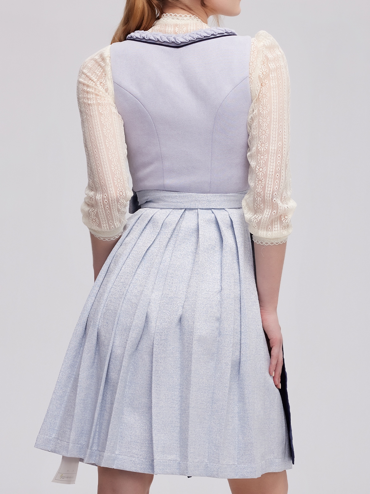 Traditionelles blaues Dirndl mit floralen Details