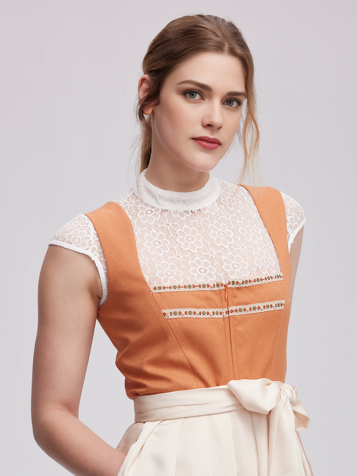 Dirndl in Orange – ein moderner Look für festliche Anlässe