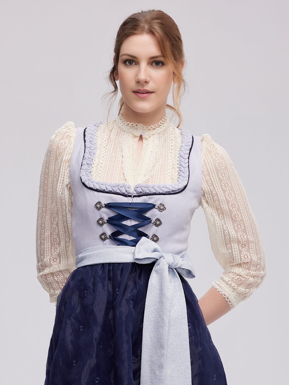 Dirndl Waldgrün mit blumigen Details