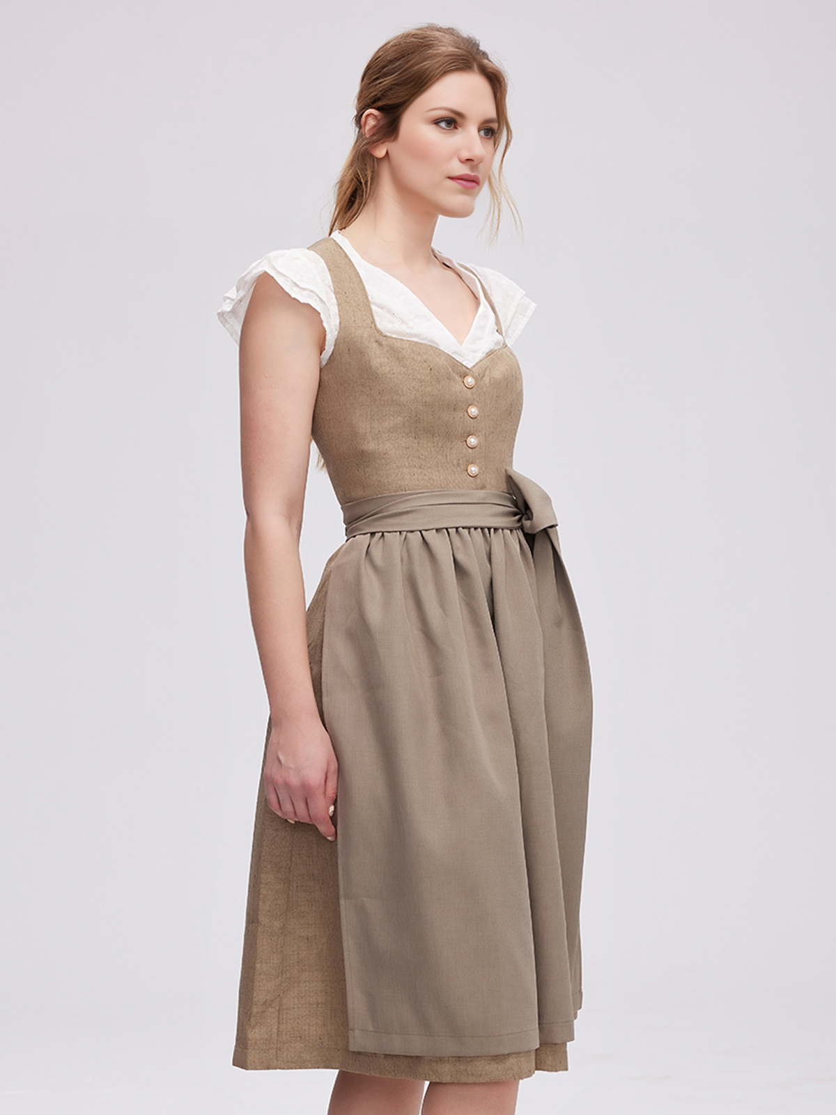 Dirndl in Grün mit floralen Details