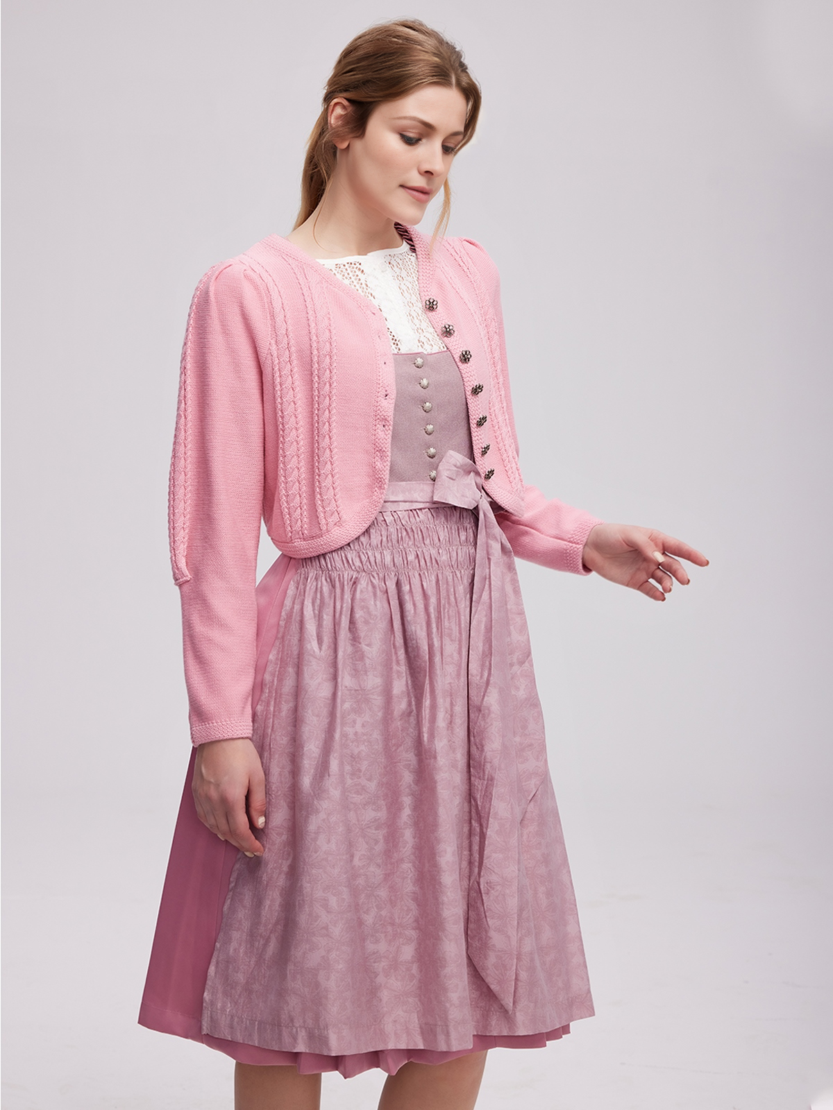 Moderne Dirndlbluse in Rosa mit hochgeschlossenem Kragen