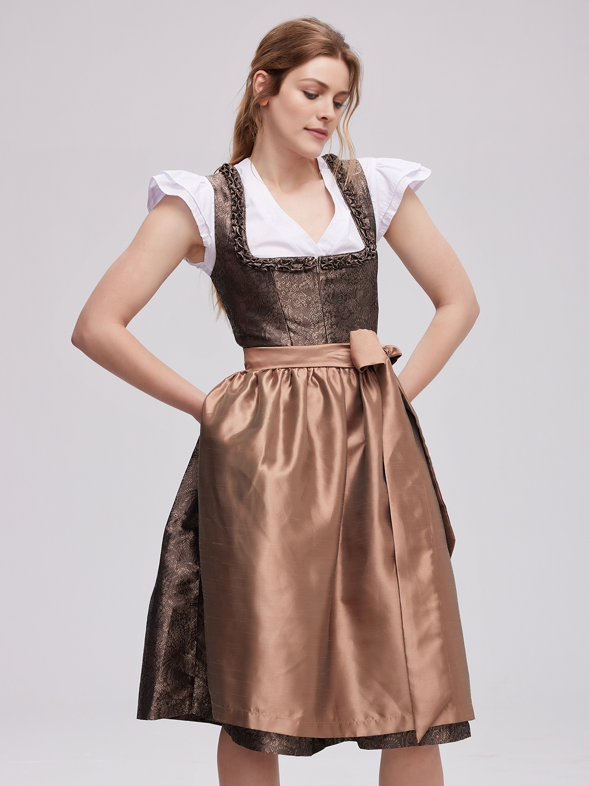 Samt Dirndl in Braun – ein zeitloser Klassiker
