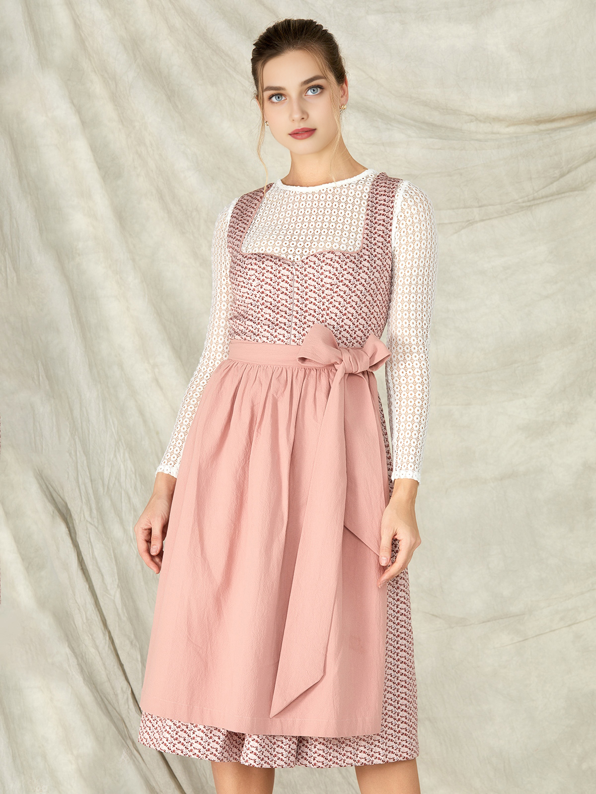Dirndl in Rosa mit eleganter Bluse