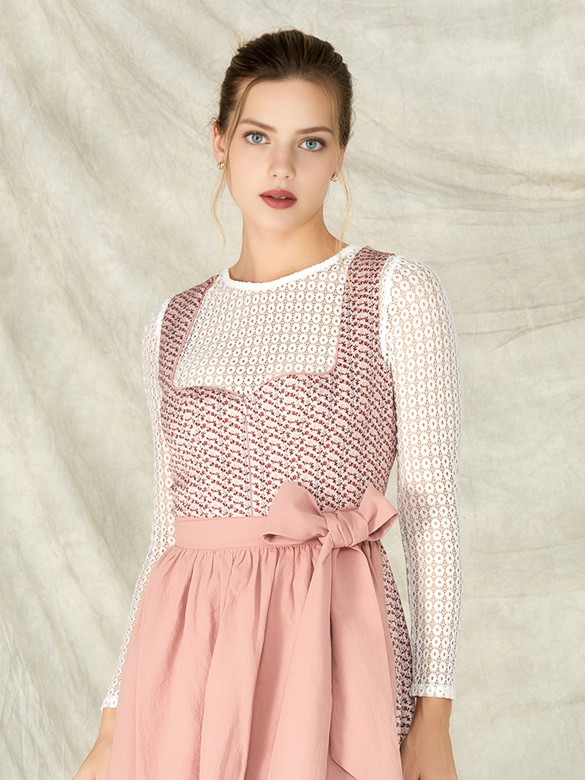 Traditionelles Dirndl in Rosa mit modernen Akzenten