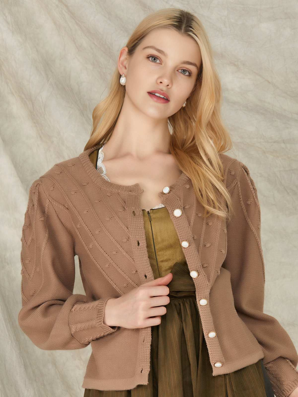 Modernes Dirndl in Braun mit figurbetonter Silhouette