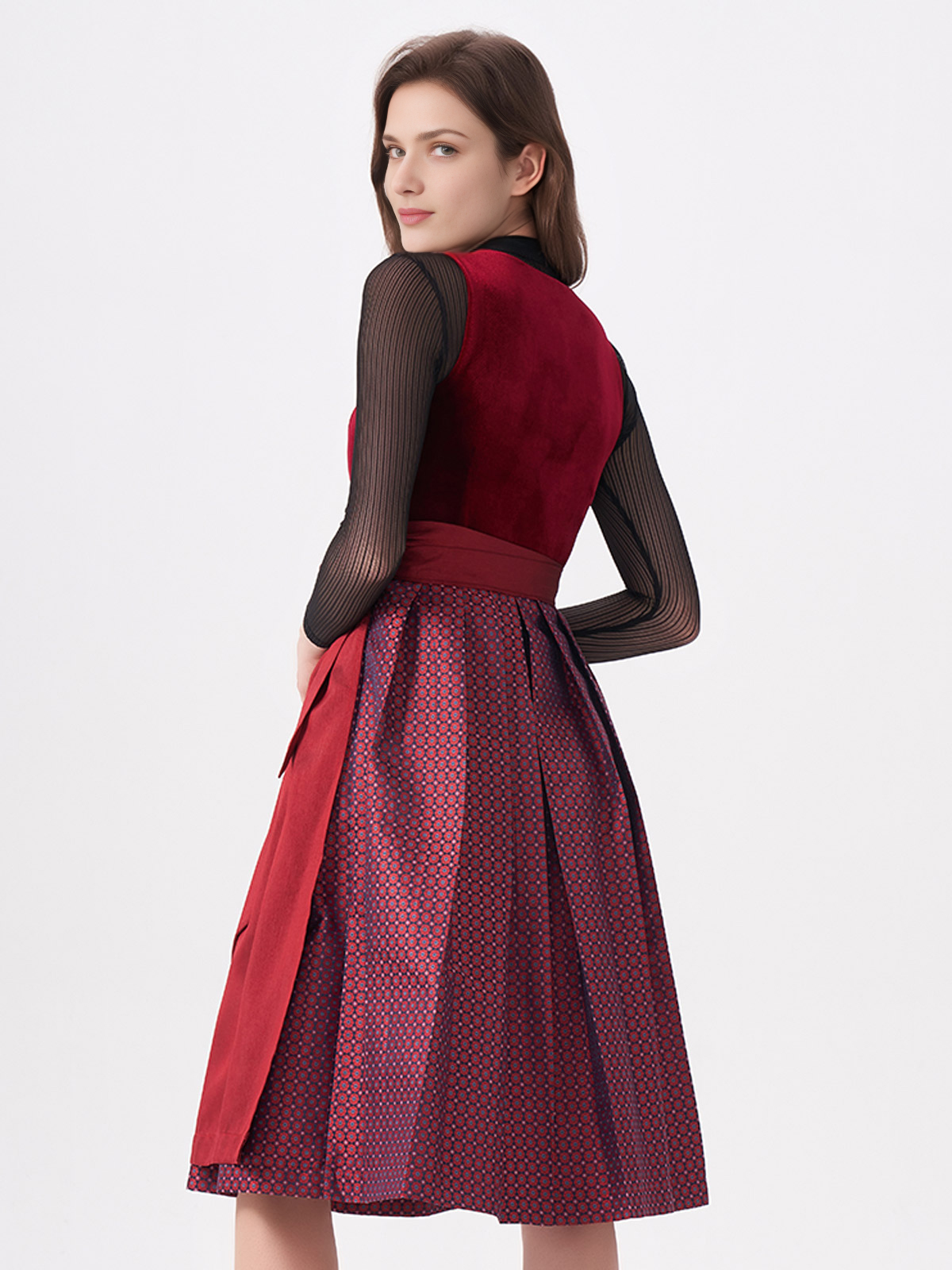 Dirndl mit rotem Stoff und traditioneller Verarbeitung