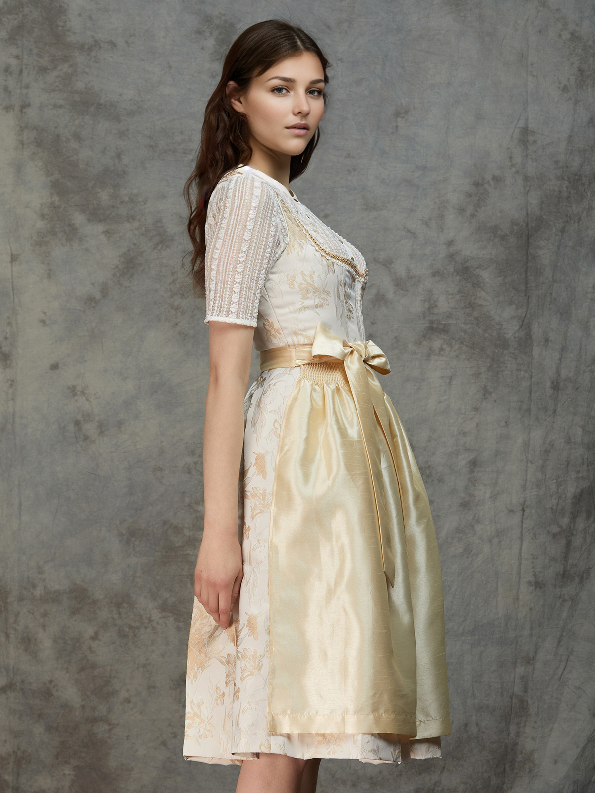 Modernes Dirndl in Schwarz mit eleganter Taille