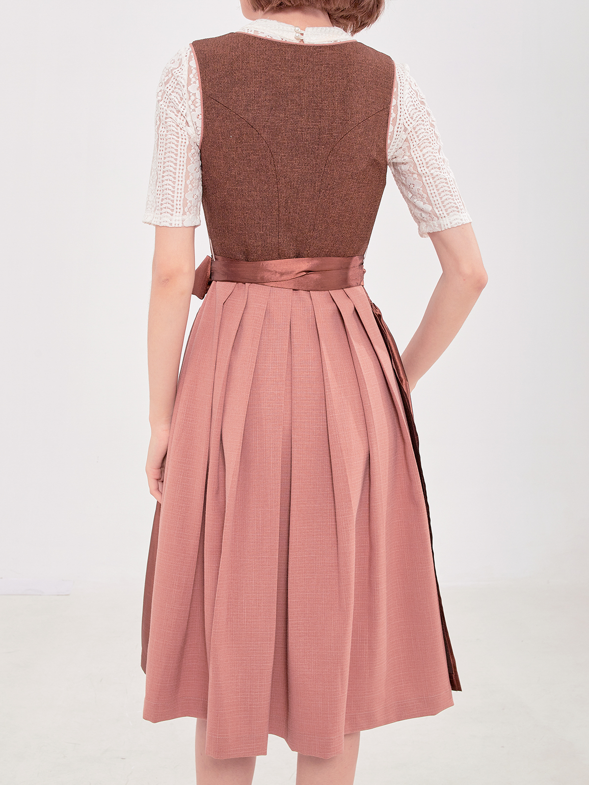 Weinrotes Dirndl mit eleganten Details