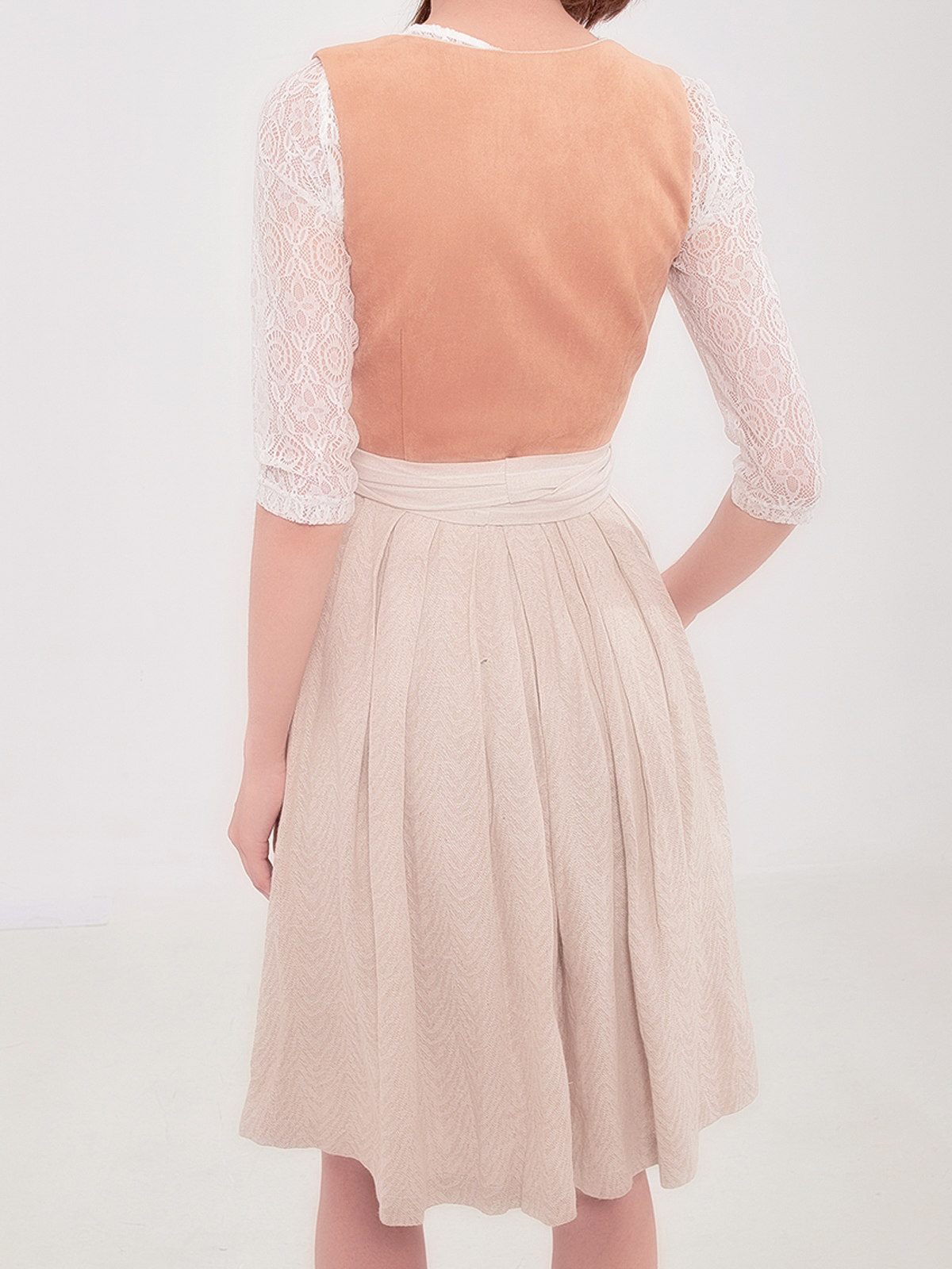 Dirndl Beige Schwarz – Eleganz und Tradition