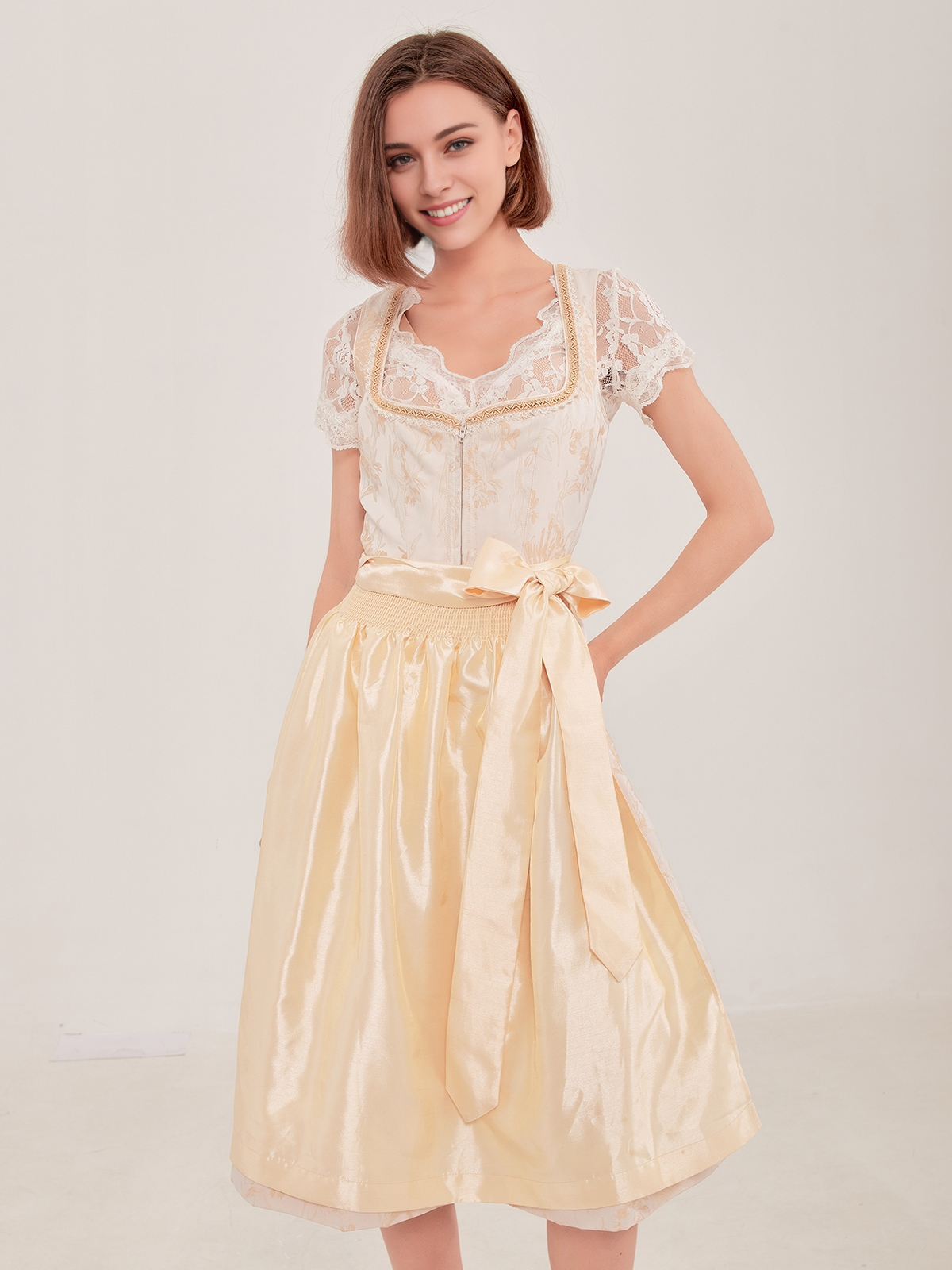 Elegantes schwarzes Dirndl mit gelben Akzenten